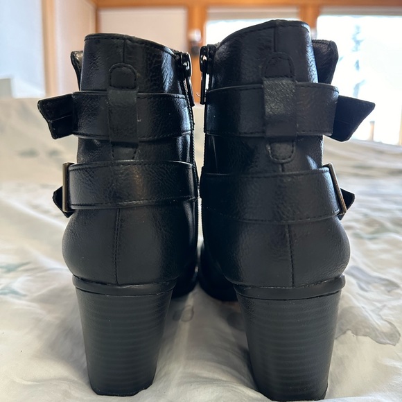 Naturalizer black ankle booties. Size 7.5. - Picture 5 of 5